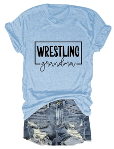 T-shirt bleu ciel Wrestling Grandma et short en jean vieilli posés à plat en ensemble