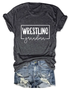 Détail du t-shirt gris Wrestling Grandma et short en jean vieilli à bords effilochés