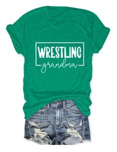 T-shirt vert Wrestling Grandma à plat avec short en jean bleu délavé
