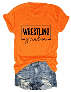 Détail du t-shirt orange Wrestling Grandma avec un short en jean déchiré