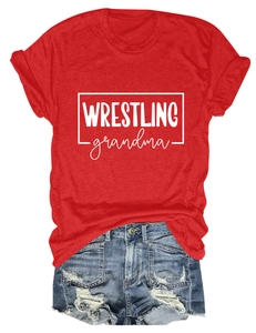 Détail du t-shirt rouge imprimé Wrestling Grandma avec short en jean bleu usé