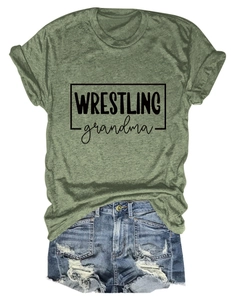 Détail à plat du t-shirt olive Wrestling Grandma et du short en jean vieilli bleu