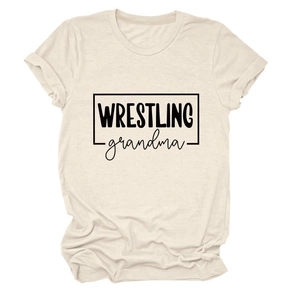 Détail du t-shirt beige en coton avec imprimé graphique noir Wrestling Grandma chic