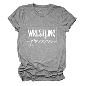 Détail de l'imprimé Wrestling Grandma sur t-shirt gris en coton à manches courtes