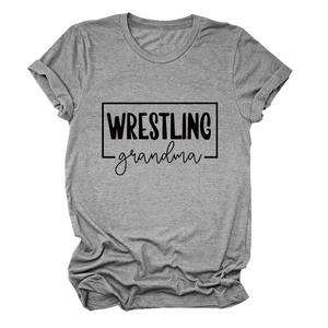 Détail du t-shirt gris foncé Wrestling Grandma avec col rond et manches repliées