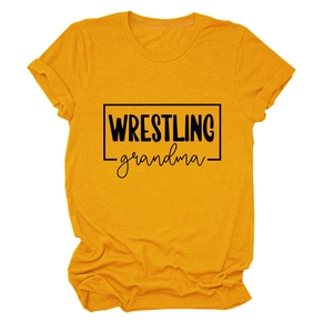 Détail du t-shirt jaune gingembre à col rond avec motif imprimé Wrestling Grandma