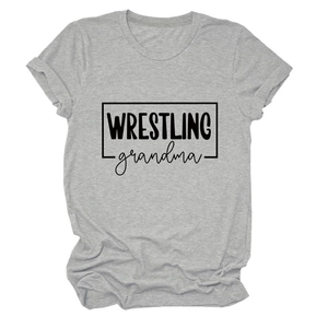 Détail du t-shirt gris à col rond avec impression du slogan Wrestling Grandma