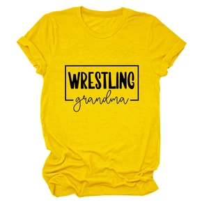 Détail d'un t-shirt jaune en coton avec imprimé noir Wrestling Grandma stylé