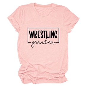 Détail du t-shirt rose wrestling grandma avec col rond et lettrage noir sur fond blanc