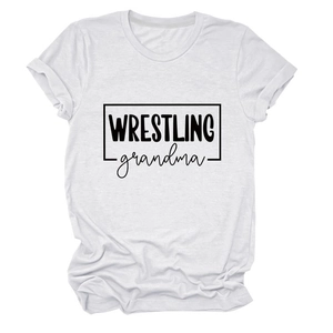 Détail de l'imprimé Wrestling Grandma sur t-shirt blanc en coton avec col rond classique