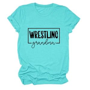 Détail de l'imprimé Wrestling Grandma sur un t-shirt en coton turquoise à col rond