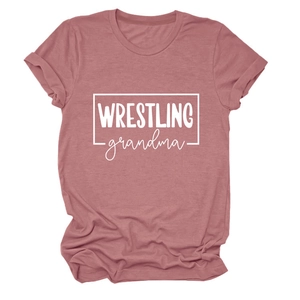 Détail du t-shirt rose wrestling grandma avec un imprimé graphique rectangulaire blanc