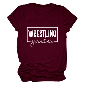 Détail du t-shirt rouge foncé Wrestling Grandma avec manches retroussées et col rond