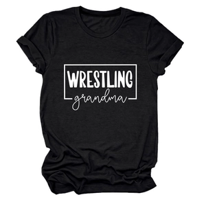 Vue détaillée à plat du t-shirt noir avec l'inscription imprimée Wrestling Grandma blanc