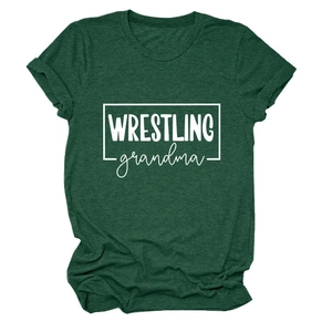 Détail du t-shirt en coton vert foncé avec impression du texte Wrestling Grandma blanc
