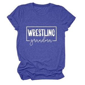 Détail de l'imprimé Wrestling Grandma sur un t-shirt violet chiné à col rond et manches