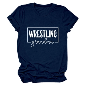 Détail de l'imprimé Wrestling Grandma sur un t-shirt bleu marine en coton à col rond