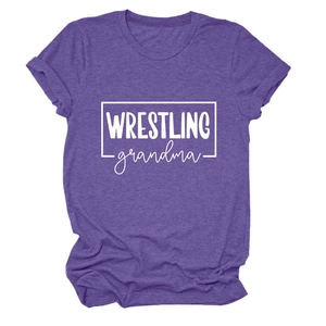 Détail d'un t-shirt violet avec imprimé Wrestling Grandma blanc et texture du tissu
