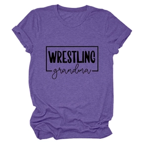 Détail d'un t-shirt violet en coton avec imprimé Wrestling Grandma et col rond