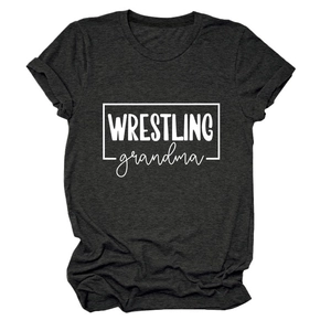 Détail de l'imprimé Wrestling Grandma sur t-shirt gris foncé chiné à manches courtes en coton