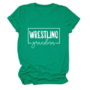 Détail du t-shirt vert en coton avec imprimé Wrestling Grandma blanc et manches retroussées