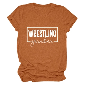 Détail du tissu orange brûlé et de l'imprimé blanc Wrestling Grandma sur le t-shirt