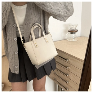 Sac fourre-tout minimaliste blanc crème avec détails dorés et bandoulière fine
