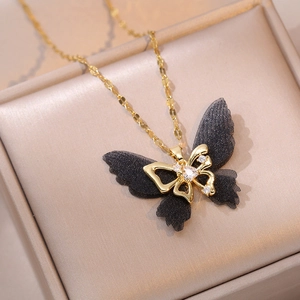 Elegante goldene Schmetterlingskette mit schwarzen Netzflügeln und Zirkoniasteinen