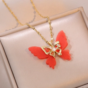 Elegante goldene Schmetterlingshalskette mit roten Tüllflügeln und weißen Kristallen
