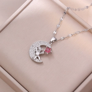Collier lune argentée avec ours et pierre rose en forme d'étoile dans un écrin