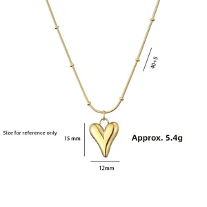 Vue détaillée d'un collier cœur doré montrant les dimensions de 15 mm par 12 mm