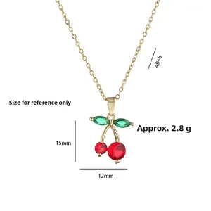 Vue macro du pendentif cerise 15x12mm en zircon avec une chaîne de 40+5cm de long