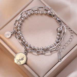 Bracelet double rang en acier inoxydable avec pendentifs pièces sur écrin en satin