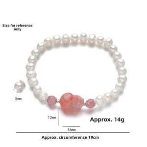 Détail macro du bracelet en argent S925 avec perles d'eau douce et pierre rose sculptée