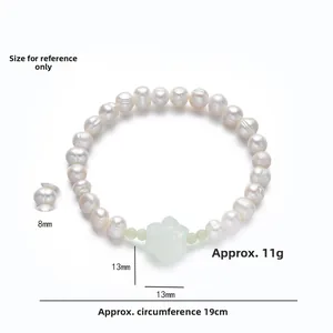 Dettaglio del braccialetto di perle d'acqua dolce con fiore verde da 13mm e perle da 8mm