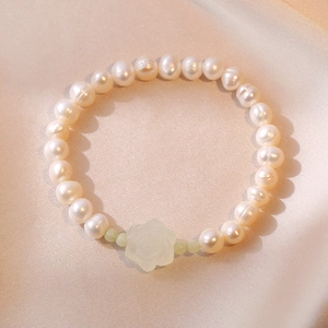 Bracciale di perle d'acqua dolce con fiore in agata verde su sfondo di seta fine