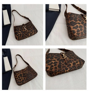 Vue détaillée du sac à bandoulière léopard avec boucle dorée et texture en similicuir chic