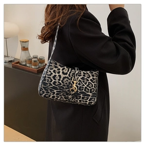 Détail du sac léopard tendance avec un grand fermoir mousqueton en métal doré élégant