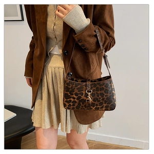 Gros plan du sac à bandoulière léopard avec détail de boucle en métal doré vintage