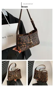 Détail du grand sac porté épaule léopard marron avec fermoir doré et bandoulière