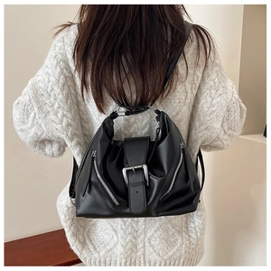 Détail du sac à dos vintage en cuir PU noir avec boucles argentées et zips latéraux