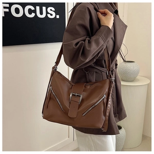 Détails du grand sac cabas vintage en cuir marron avec fermetures éclair et boucle chic