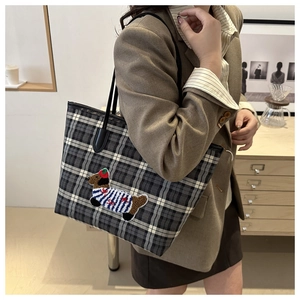 Détail du sac cabas à carreaux avec broderie chien et fines bandoulières en cuir