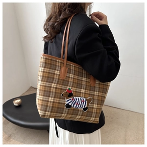 Détail du sac cabas à carreaux avec broderie de chiot et bandoulière en PU marron