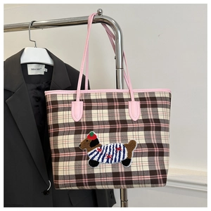 Détail d'un sac cabas à carreaux avec anses roses et broderie peluche chien mignon
