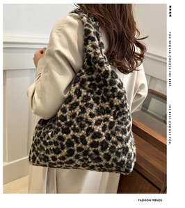 Détail du grand sac cabas tricoté imprimé léopard avec texture en peluche sur modèle