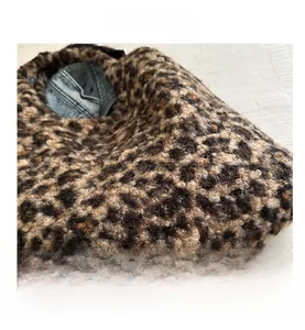 Gros plan sur la texture en peluche léopard d'un sac cabas tendance pour femme