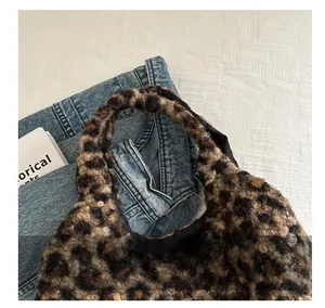 Gros plan du sac fourre-tout en peluche léopard avec une texture en fausse fourrure