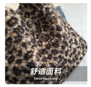 Gros plan du tissu pelucheux à motif léopard avec une texture douce sur le sac