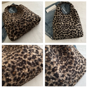 Gros plan sur le tissu doux du sac cabas léopard avec détails de texture peluche